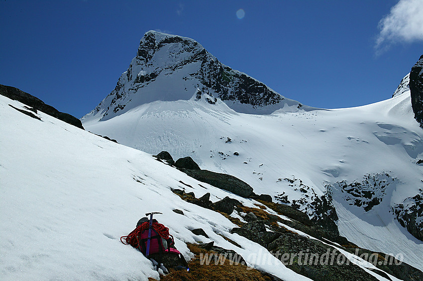 På vei mot Ringsbreen med Midtre Ringstinden og Ringsbreen rett foran.