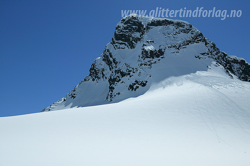 Midtre Ringstinden (2025 moh) med en del av Ringsbreen i forgrunnen. Ringsskard til venstre.