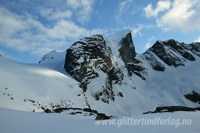 Ved kanten av Ringsbreen med utsikt bort til Store Ringstinden (2124 moh) og Søre Soleibotntinden (2049 moh).