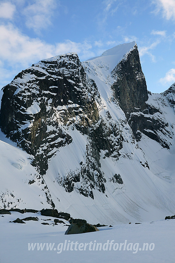 Ved kanten av Ringsbreen med utsikt bort til Store Ringstinden (2124 moh).