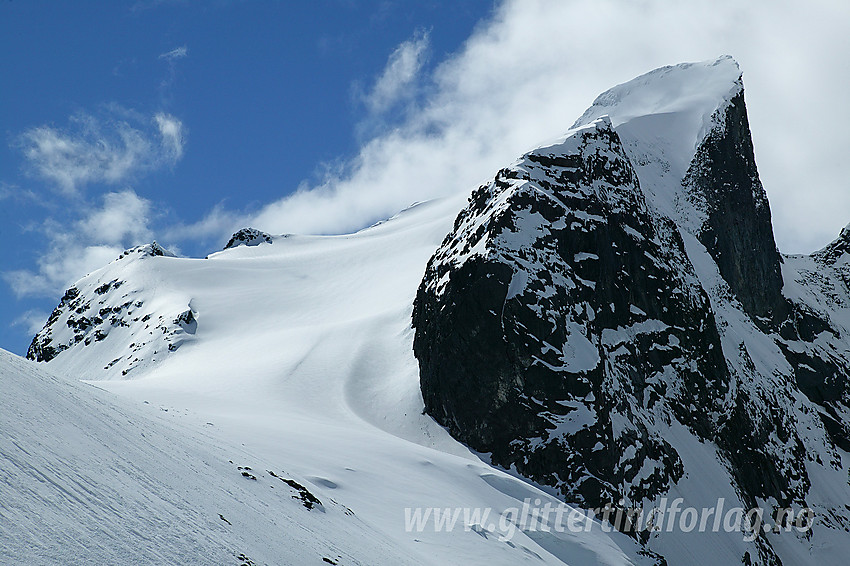 Mektige Store Ringstind (2124 moh). Bildet er tatt på Ringsbreen like nedenfor Gravdalsskard.