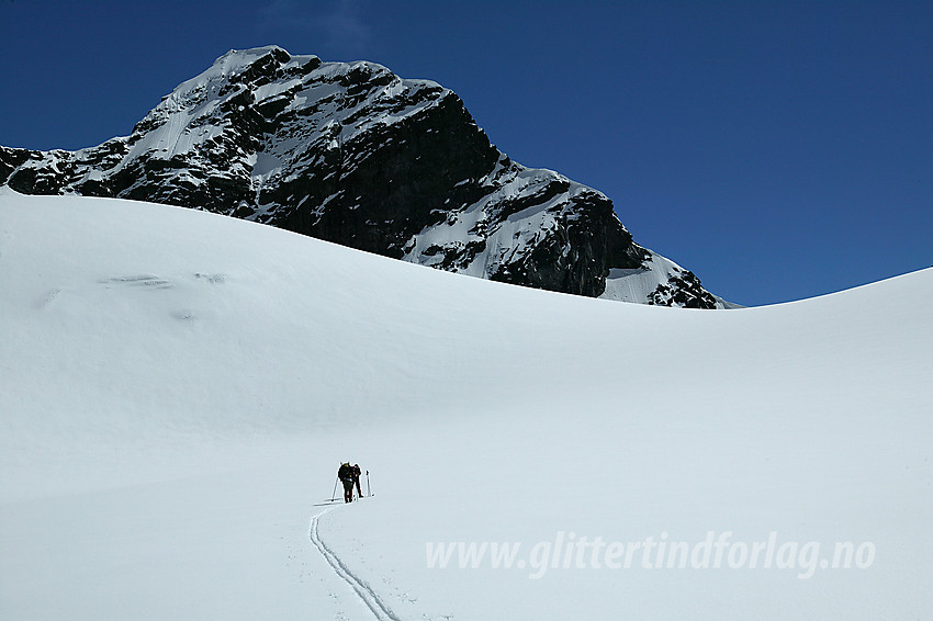 På vei opp Ringsbreen mot Ringsskard med Austre Ringstinden (2002 moh) i bakgrunnen.