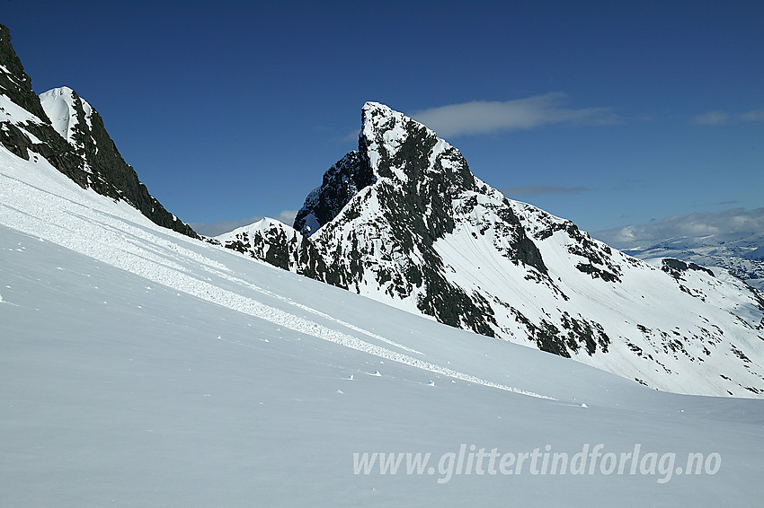 Stølsmaradalstinden (2026 moh) sett fra Gravdalsskar.