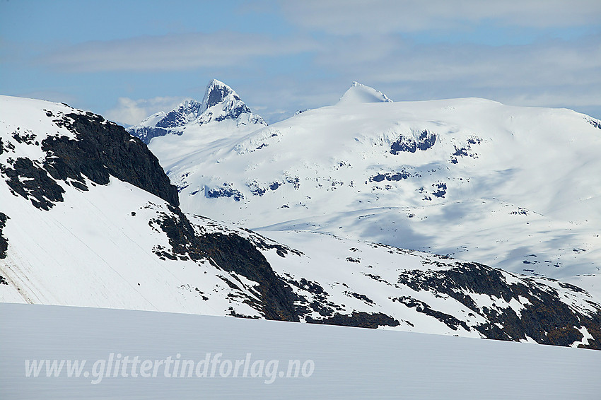 Utsikt fra Ringsskar i retning Stølsnostinden (2074 moh) og Falketind (2067 moh).