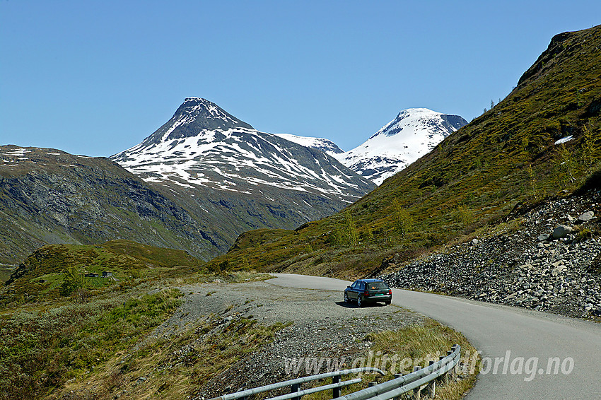 På fjellveien mellom Årdal og Turtagrø, like før Turtagrø. I bakgrunnen Steindalsnosi og Fannaråken (2068 moh).