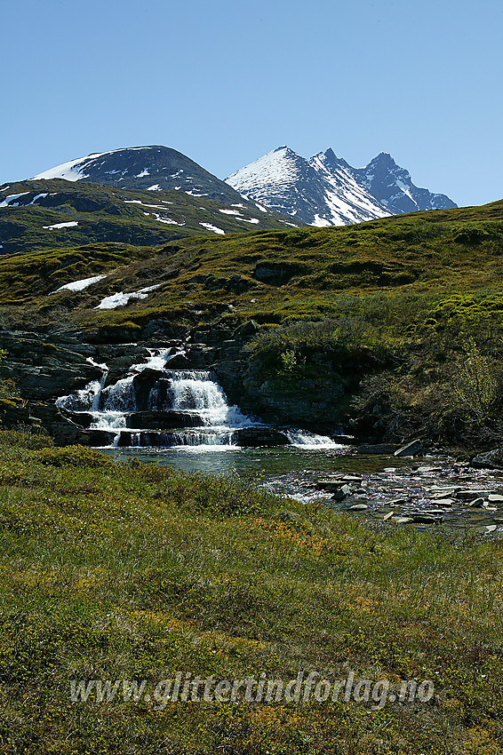 Ved broa over Helgedalselvi like ved Turtagrø med det kjente panoramaet bestående av Nørdre, Midtre og Store Skagastølstinden, i bakgrunnen. Kulpen på bildet er herlig å bade i på varme sommerdager.