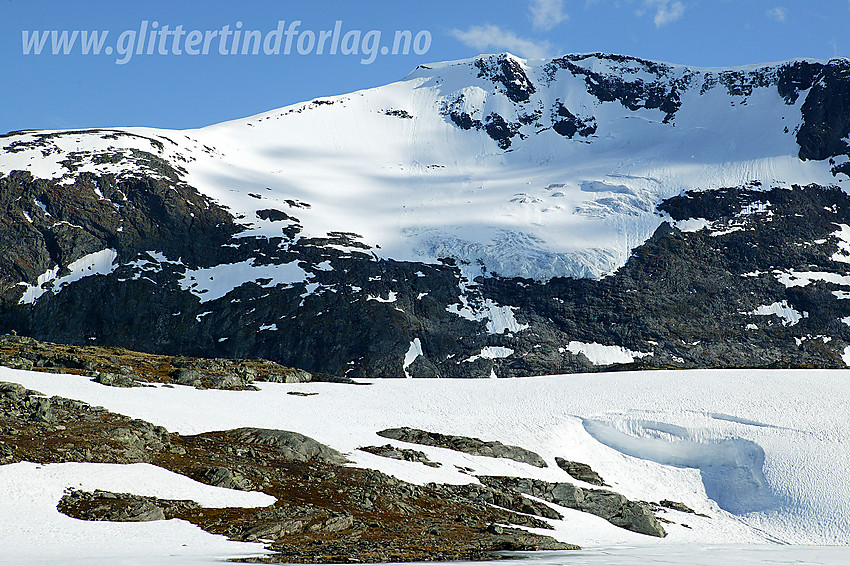 Store Steindalsnosi (2025 moh) med den nordvendte flanken hvor man godt ser den  flotte lille hengebreen som klamrer seg fast.