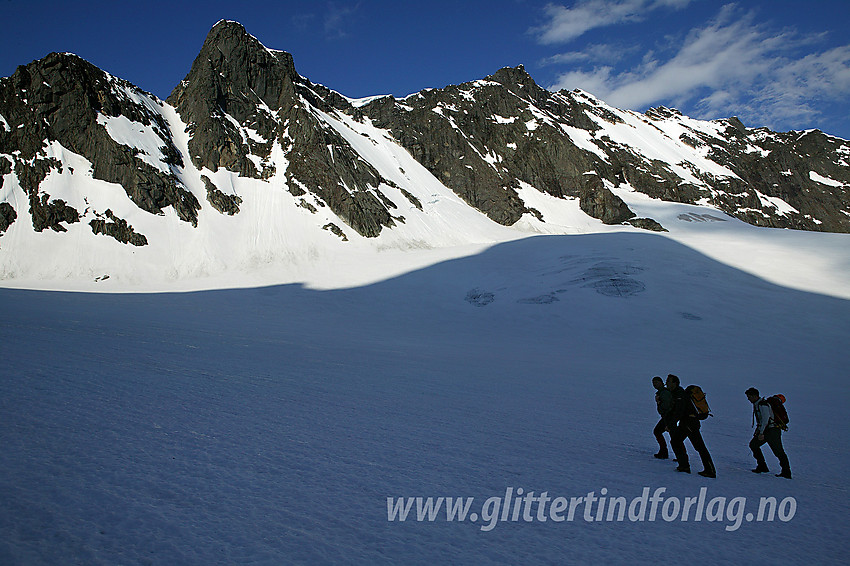 På vei opp Skagastølsbreen mot Bandet med Dyrhaugsryggen i bakgrunnen. Den markerte toppen litt til venstre i bildet er Søre Dyrhaugstinden (2072 moh).