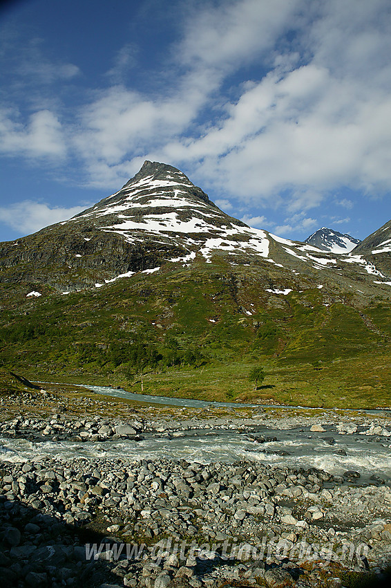 I Leirdalen like ved Geitsætre med Skagsnebb (2003 moh) i bakgrunnen. Veslfjelltinden (2157 moh) ses lenger bak til høyre.