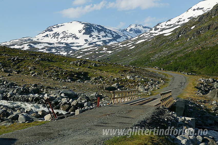 Sommermorgen i Leirdalen like ovenfor Geitsætre ved broa over Ytre Illåe. I bakgrunnen Rundhøe og Geite (2002 moh).