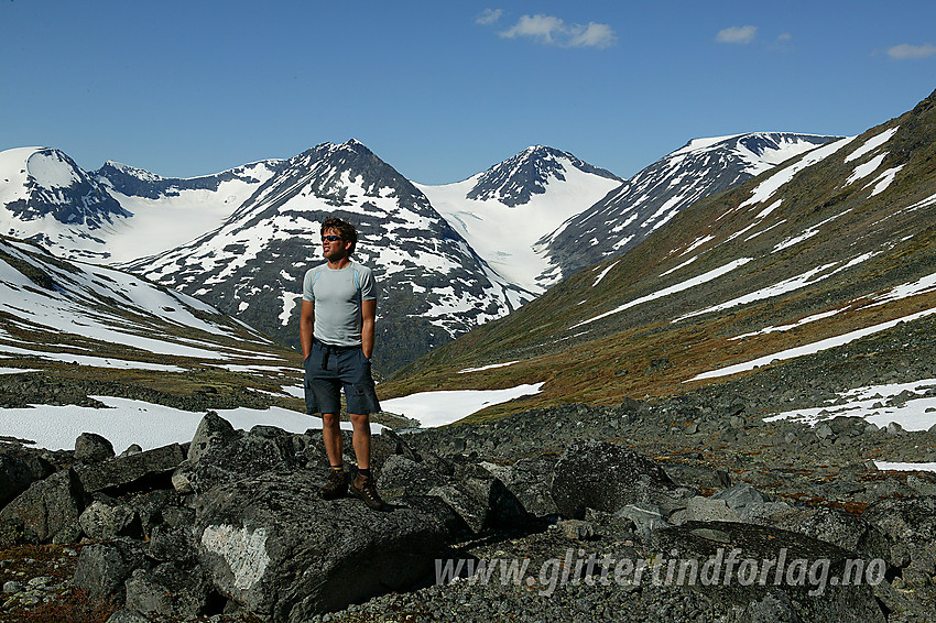 Like vest for Nørdre Illåbrean med tindene vest for Leirdalen i bakgrunnne. F.v: Stobreahøe, Storbreatinden, Veslbreatinden, Skagsnebb, Veslfjelltinden og Loftet.