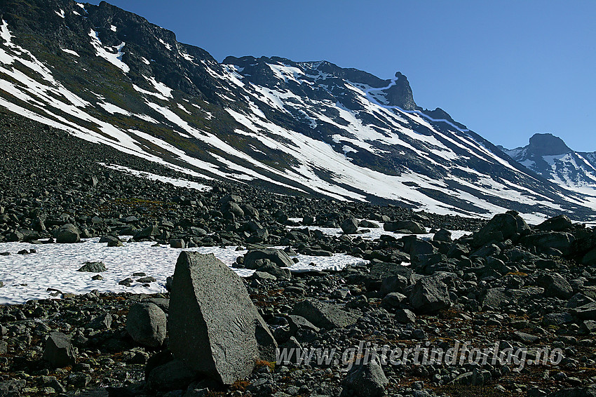 Nedenfor Nørdre Illåbrean med Skardstindmassivet høyt hevet over hodet. Bak til høyre ses Ymelstinden (2304 moh).