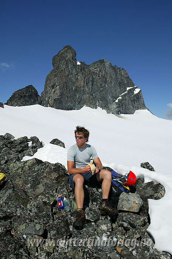 Pause på Illåbandet med Skardstinden (2373 moh) i bakgrunnen.