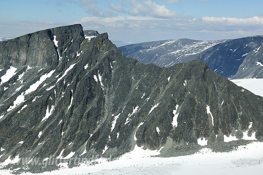 Fra Vestre Skardstinden mot Bakarste Storgrovhøe (2259 moh), Storgrovtinden (2229 moh) og Nørdre Heimre Illåbreatinden (2170 moh).