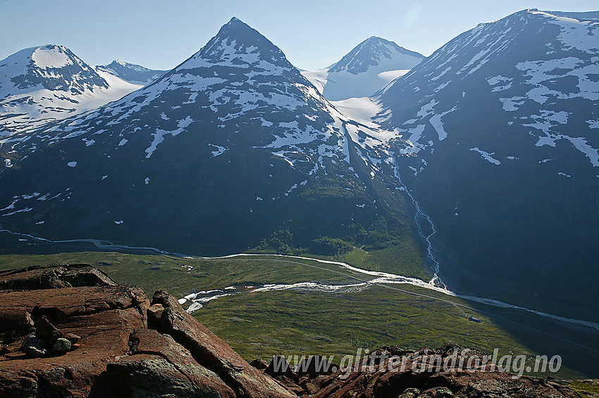 Utsikt fra Raudhamran mot Leirdalen. Nede i dalen ses Geitsætre godt. Like ved flyter Ytre Illåe og Hurra inn i Leira. På andre siden av dalen dominerer Skagsnebb (2003 moh).