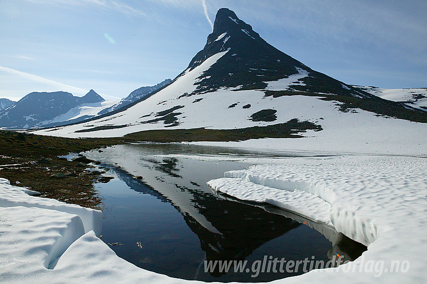 Kyrkja (2032 moh) speiler seg i et lite tjern øst for Leirvatnet. I bakgrunnen bl.a. Semelholstinden (2147 moh) og Visbrean.