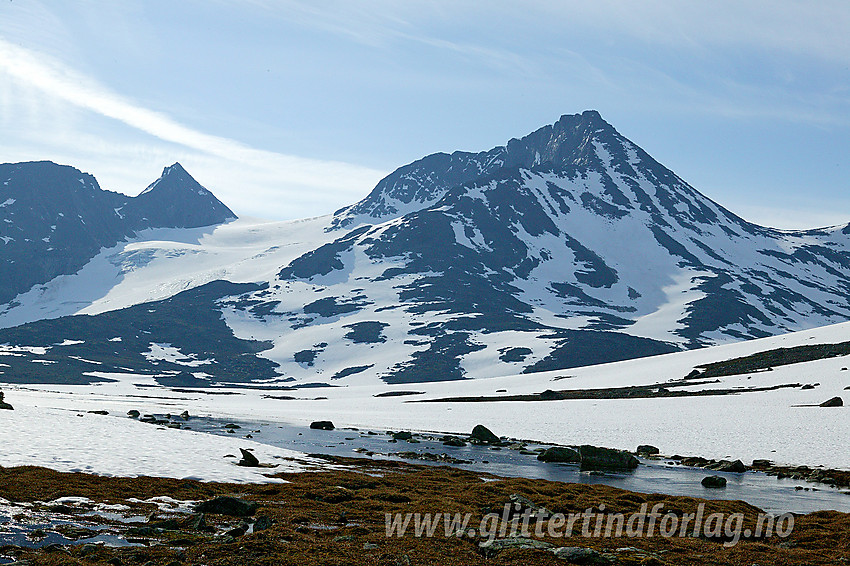 I Kyrkjeglupen med utsikt til Semelholstinden (2147 moh), Visbrean og Visbreatinden (2234 moh).