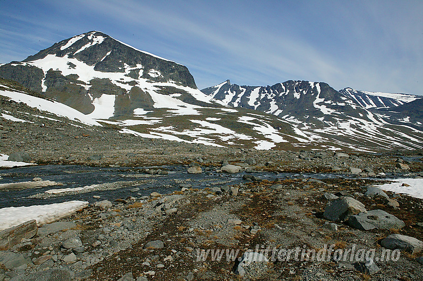 Rett nedenfor Visbrean med utsikt i nordlig retning til Tverrbytthornet (2102 moh) i forgrunnen og Bukkeholstindane samt Styggehøe mer i bakgrunnen.