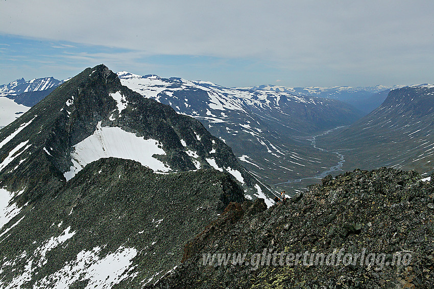 På vei sørover Urdadalsryggen. Bildet er tatt fra Midtre (2060 moh) med Store (2116 moh) ruvende i bakgrunnen. Midt på ryggen ses Vesle (2010 moh).