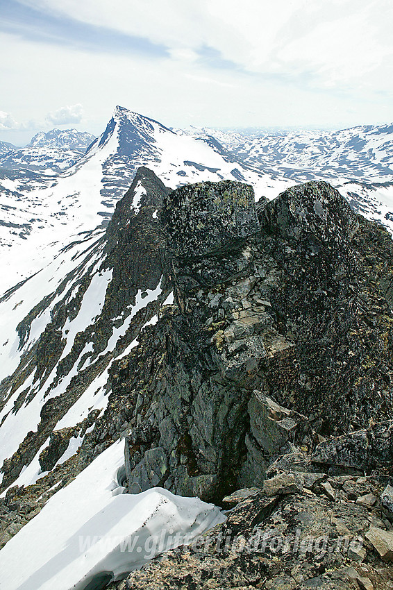 Utsikt sørover fra Midtre Urdadalstinden. Herfra blir ryggen både smal og luftig flere steder. Det spisse leddet lenger sør på ryggen er Urdadalstinden S2, mens Semeltinden (2236 moh) ligger bakenfor den igjen.