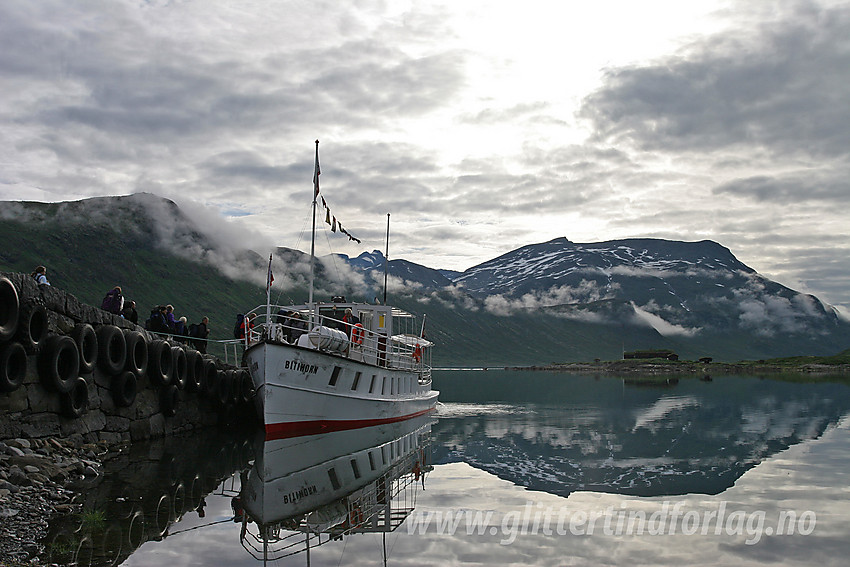 Passasjerer går ombord i m/b Bitihorn ved Eidsbugarden. I bakgrunnen til høyre ses Galdebergtinden (2075 moh).