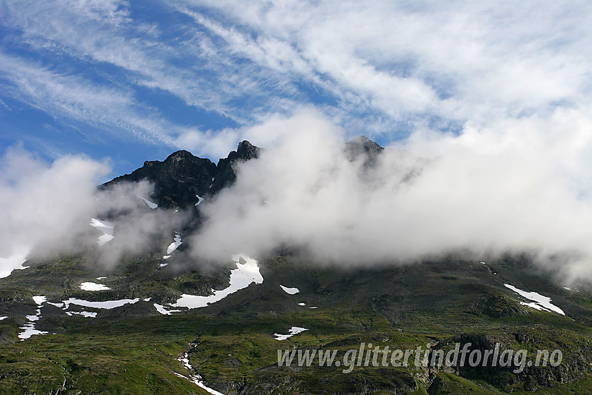 Fra Bygdin mot Torfinnstindane med tåkeskyer som danser rundt toppene.