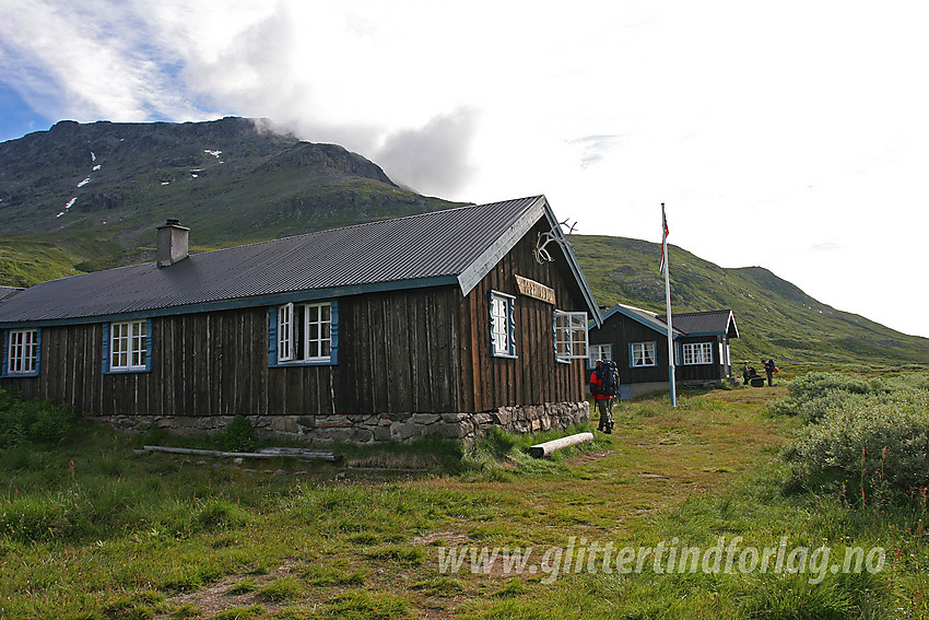 Torfinnsbu. I bakgrunnen fjellryggen mot Nørdre Kalvehølotinden (2019 moh).