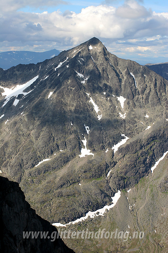 Utsikt fra Mesmogtinden østover, tvers over Svartdalen, til Store Knutsholstinden (2341 moh). 