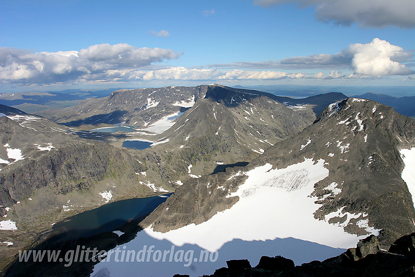 Utsikt fra ryggen like nord for Mesmogtinden mot Svartdalsbandet og Leirungsdalen. 
Til høyre i bildet ses Kvitskardtinden (2193 moh), mens Kalvehøgdmassivet (2208 moh) troner litt lenger i bakgrunnen, midt i bildet.