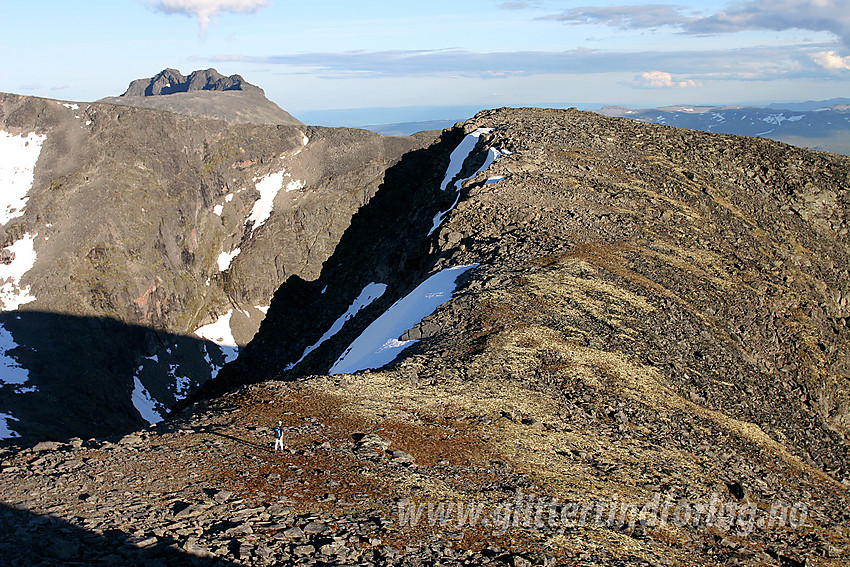 Fra Midtre Langedalstinden mot Søre (2030 moh). I bakgrunnen stikker Torfinnstindane opp.