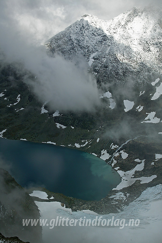 Nordre del av Skagastølstinden sett fra Dyrhaugsryggen. I forgrunnen Fremste Skardstølsvatnet og en del av Skagastølsbreen.