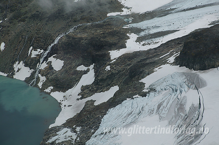 Fronten på Skagastølsbreen, elva ned til Fremste Skardstølsvatnet og vannet i sett fra Dyrhaugsryggen.