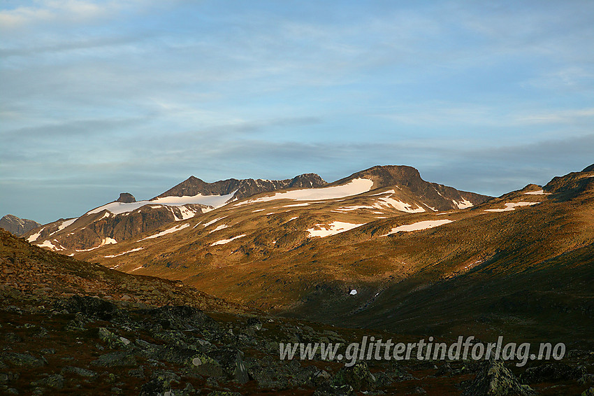 På vei inn i Leirungsdalen en flott høstmorgen mot bl.a. Austre Leirungstinden (2288 moh) og Tjønnholsoksle (2145 moh).