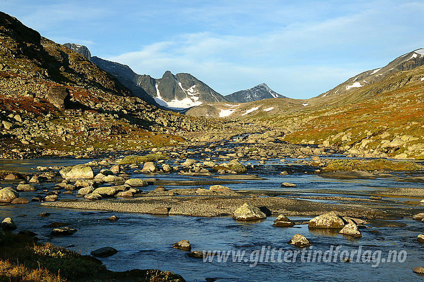 I Leirungsdalen, nær den såkalte "Tyskerplassen", hvor det også er mulig å komme tørrskodd over Leirungsåe om ikke vannføringen er for stor. I bakgrunnen ses bl.a. Leirungskampen (2079 moh) og Kvitskardtinden (2193 moh).