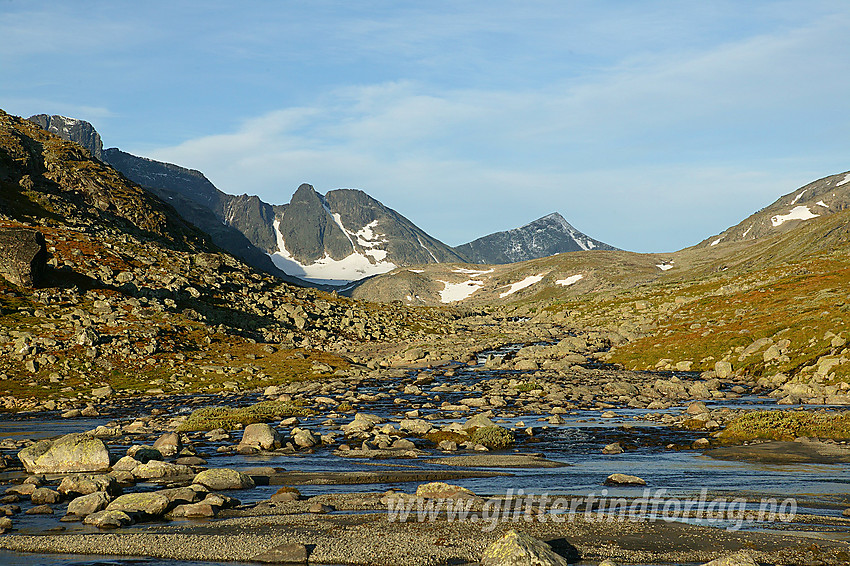 I Leirungsdalen, nær den såkalte "Tyskerplassen", hvor det også er mulig å komme tørrskodd over Leirungsåe om ikke vannføringen er for stor. I bakgrunnen ses bl.a. Leirungskampen (2079 moh) og Kvitskardtinden (2193 moh).