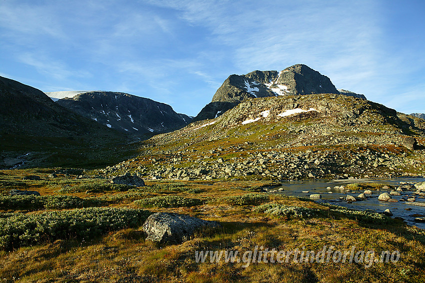 I Leirungsdalen, like ved den såkalte "Tyskerplassen" mot Munken (2105 moh) til høyre. Til venstre ses Rasletinden (2105 moh). I høyre bildekant ses en flik av Leirungsåe.