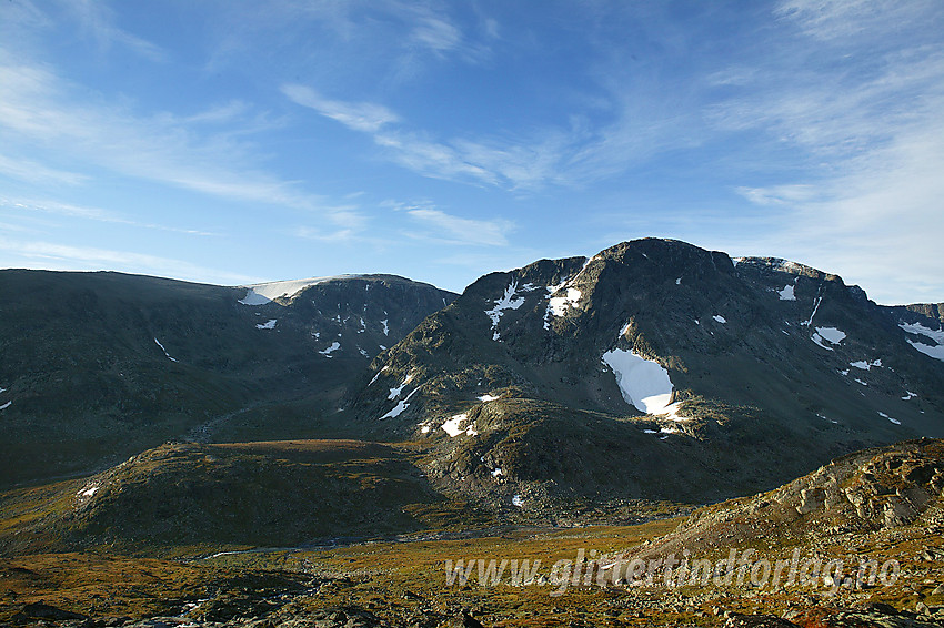 Oppe i lia på nordsiden av Leirungsdalen med utsikt til Rasletinden (2105 moh) og Munken (2105 moh). I bakgrunnen til høyre ses Mugna (2159 moh). Ryggen opp til Munken fra venstre er en flott tur, dog noe luftig.