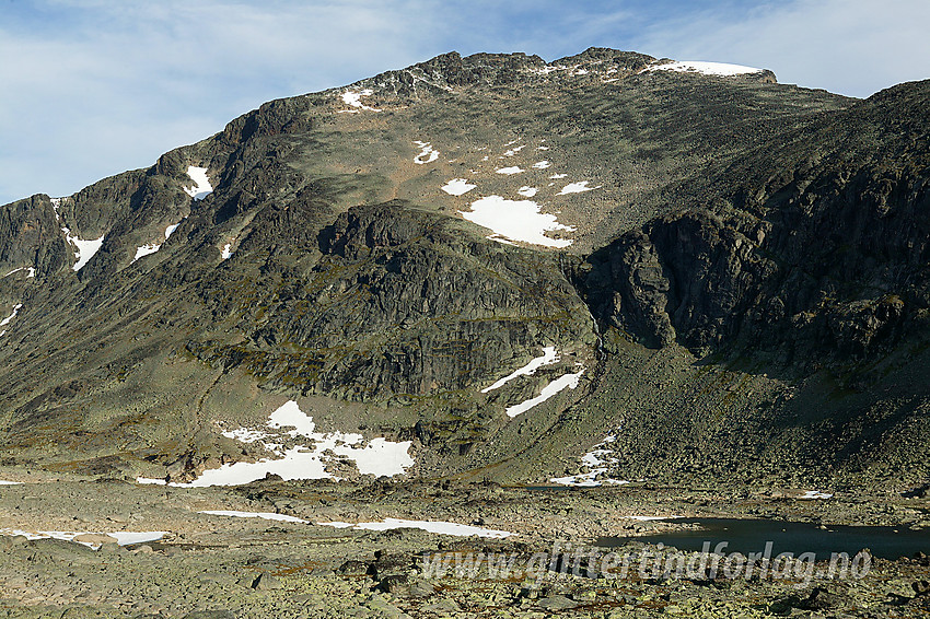 I Søre Tjønnholet mot Tjønnholstinden (2330 moh) og Steinflytinden (2318 moh).