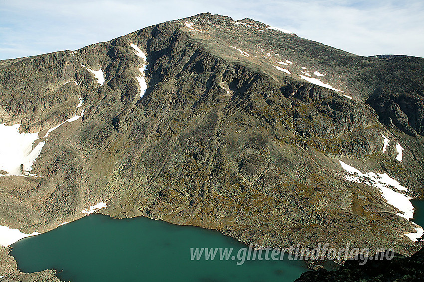 Fra ryggen øst for Tjønnholsoksle med utsikt nordover mot Søre Tjønnholet og Tjønnholstinden (2330 moh).