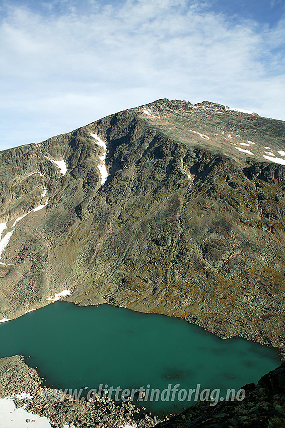Fra ryggen øst for Tjønnholsoksle med utsikt nordover mot Søre Tjønnholet og Tjønnholstinden (2330 moh).