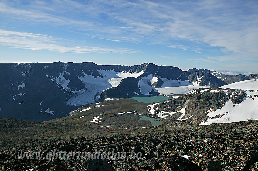 Fra Tjønnholsoksle sørover mot Leirungsdalen og Kalvehøgde. Midt i mot de flotte Leirungsbrean og det nederste av Leirungstjønnen. Vestre Kalvehøgde (2208 moh), litt til høyre for midten, er høyeste topp på bildet.