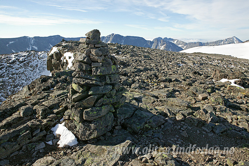 På Tjønnholsoksle (2145 moh) ved varde. I bakgrunnen ses bl.a. Kalvehøgde, Leirungskampen, Torfinnstindane og Kvitskardtinden.
