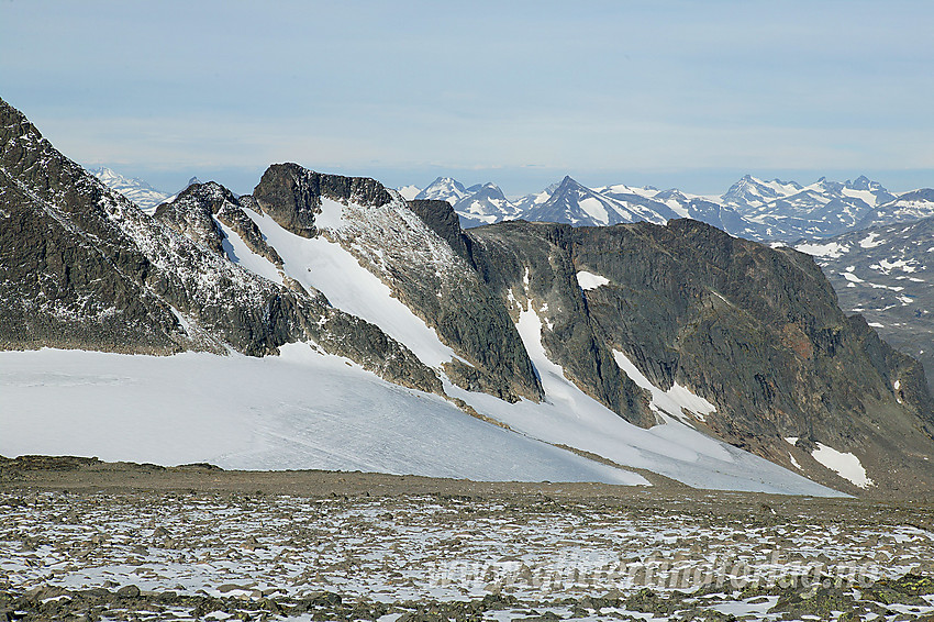 Fra Tjønnholsoksle vest til sørvestover mot Skarvflytindane med Midtre (2154 moh) som den dominerende.