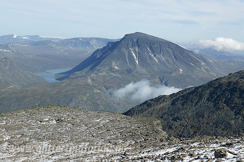 Utsikt fra nord-nordvestryggen på Tjønnholstinden mot bl.a. Besshøe (2258 moh).