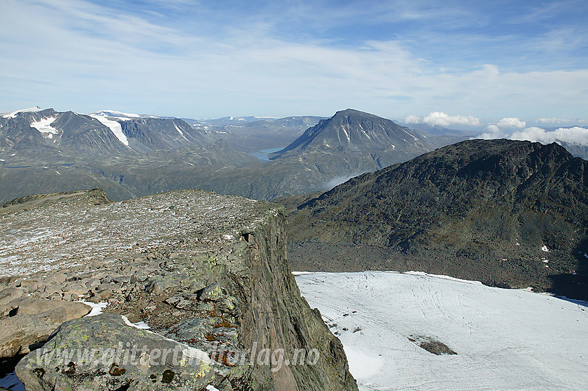 Utsikt fra nord-nordvestryggen på Tjønnholstinden mot bl.a. Besshøe (2258 moh) og Nørdre Tjønnholet.