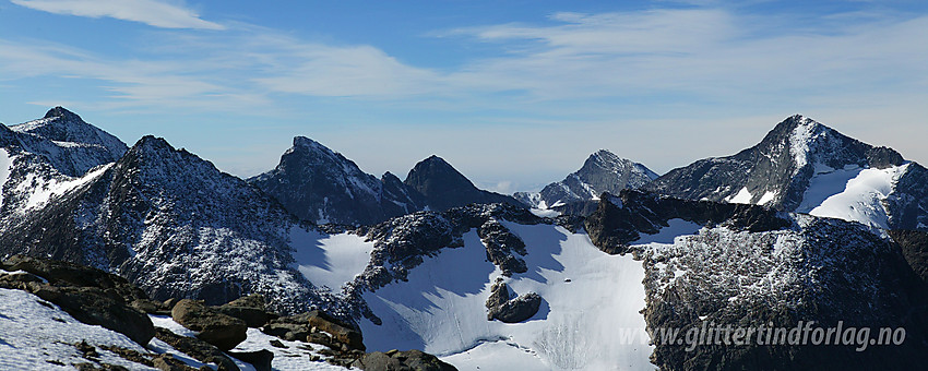 Fra nord-nordvestryggen på Tjønnholstinden med utsikt i vestlig retning mot Skarvflytinder, Leirungstinder og Knutsholstinder med Store Knutsholstinden (2341 moh) som den dominerende til høyre i bildet.