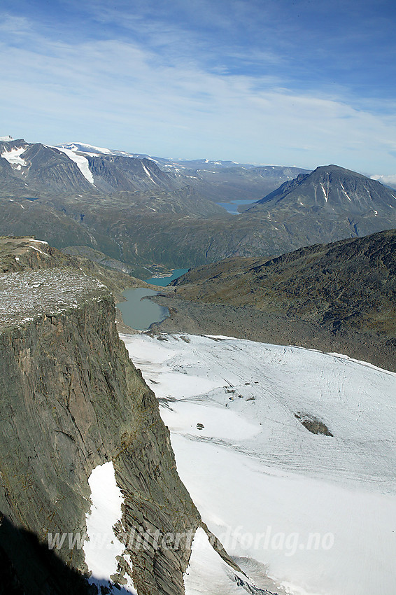 Utsikt fra nord-nordvestryggen på Tjønnholstinden mot bl.a. Surtningssue og Besshøe. I forgrunnen til høyre Nørdre Tjønnholet med Tjønnholsbrean.