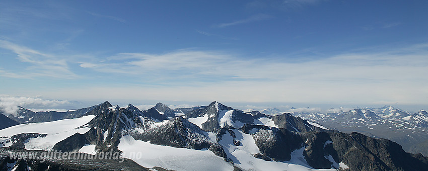Utsikt fra oppunder Tjønnholstinden i vestlig retning mot tindene som omkranser Knutsholet. Den dominerende tinden midt i bildet er Store Knutsholstinden (2341 moh).
