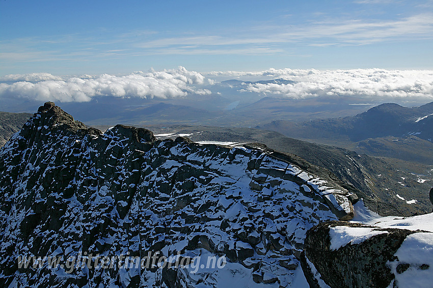 Den smale toppeggen mellom Steinflytinden (2318 moh) og Tjønnholstinden (hvor bildet er tatt fra). 