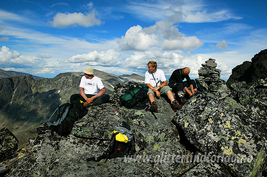 Pause på Vestre Torfinnstinden en kjempeflott sommerettermiddag. I bakgrunnen bl.a. Leirungskampen og Kalvehøgde,